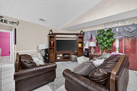 House in Port St. Lucie, Florida 3 bedrooms, 124.4 sq.m. № 2184976 - photo 5