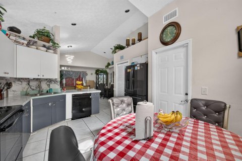 House in Port St. Lucie, Florida 3 bedrooms, 124.4 sq.m. № 2184976 - photo 14