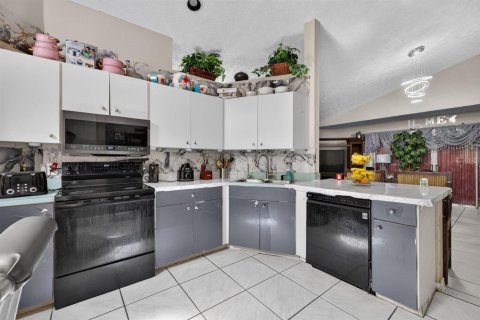 House in Port St. Lucie, Florida 3 bedrooms, 124.4 sq.m. № 2184976 - photo 13