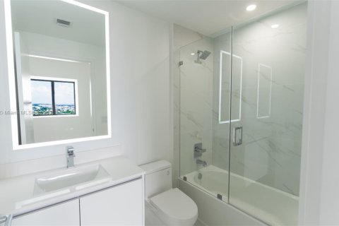 Снять в аренду кондоминиум в Майами, Флорида 3 спальни, 162.58м2, № 1888068 - фото 23