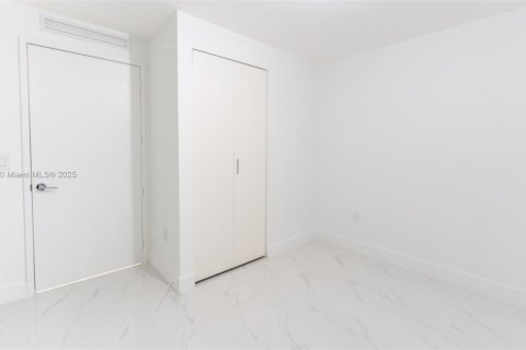 Снять в аренду кондоминиум в Майами, Флорида 3 спальни, 162.58м2, № 1888068 - фото 30