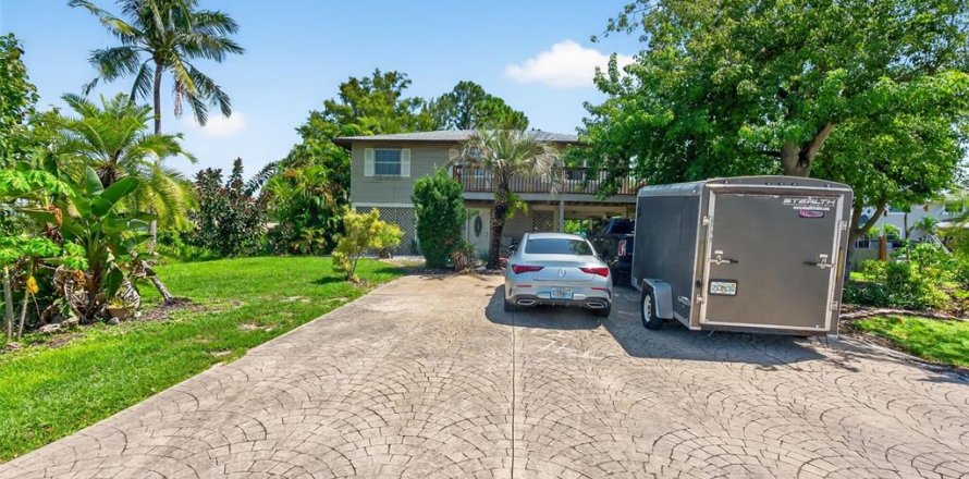 House in Fort Myers, Florida 3 bedrooms, 111.48 sq.m. № 1906922