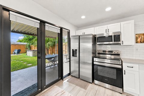 House in Pompano Beach, Florida 3 bedrooms, 131.92 sq.m. № 2392754 - photo 2