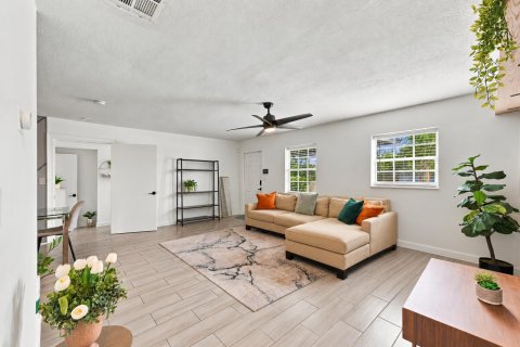 House in Pompano Beach, Florida 3 bedrooms, 131.92 sq.m. № 2392754 - photo 5