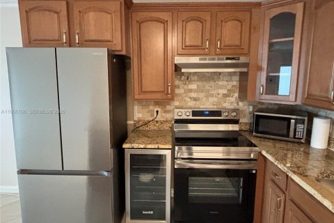 Condo in Deerfield Beach, Florida, 1 bedroom  № 2011991 - photo 6