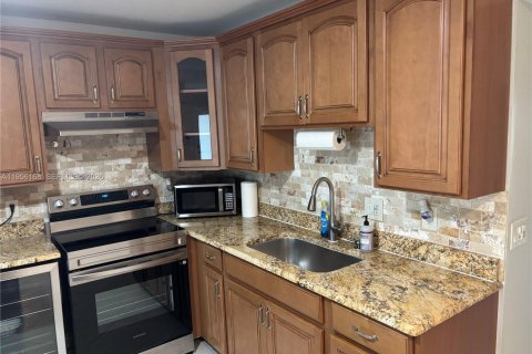 Condo in Deerfield Beach, Florida, 1 bedroom  № 2011991 - photo 9