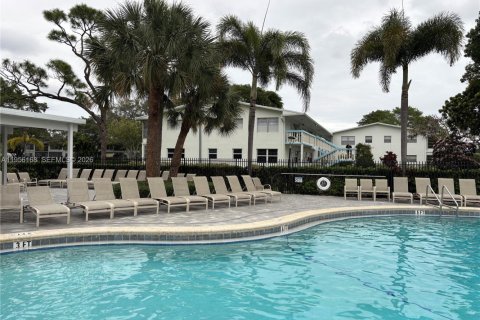 Condo in Deerfield Beach, Florida, 1 bedroom  № 2011991 - photo 20