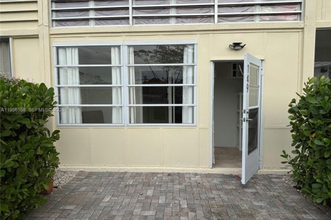 Condo in Deerfield Beach, Florida, 1 bedroom  № 2011991 - photo 17