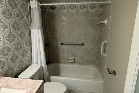 Condo in Deerfield Beach, Florida, 1 bedroom  № 2011991 - photo 12