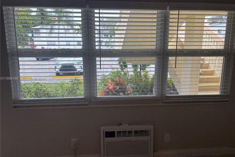 Condo in Deerfield Beach, Florida, 1 bedroom  № 2011991 - photo 3