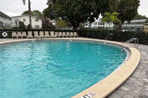 Condo in Deerfield Beach, Florida, 1 bedroom  № 2011991 - photo 18