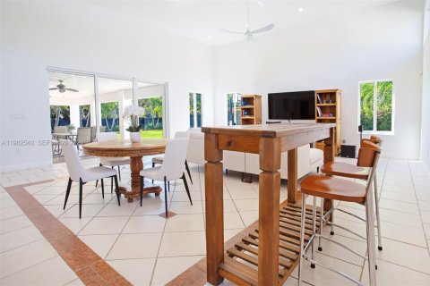 Villa ou maison à vendre à Miami, Floride: 5 chambres, 475.57 m2 № 2080370 - photo 13