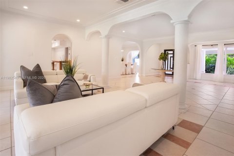 Villa ou maison à vendre à Miami, Floride: 5 chambres, 475.57 m2 № 2080370 - photo 6