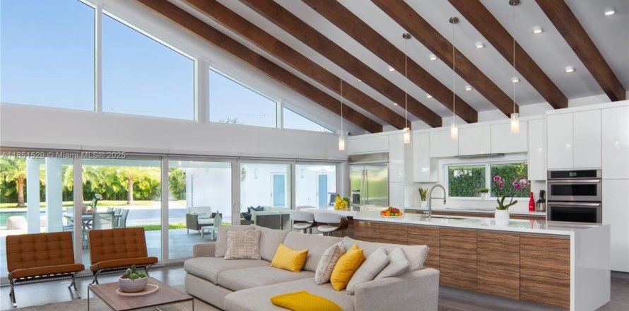 House in Miami Shores, Florida 5 bedrooms, 301 sq.m. № 1857533