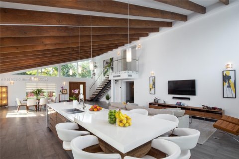 House in Miami Shores, Florida 5 bedrooms, 301 sq.m. № 1857533 - photo 3