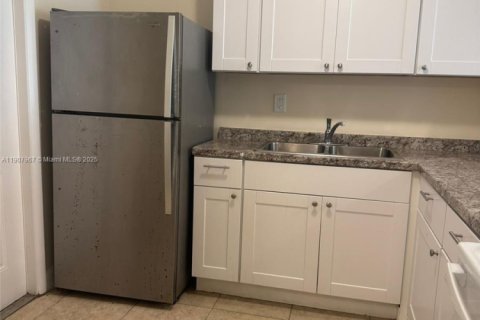 Copropriété à louer à Miami, Floride: 2 chambres, 85.47 m2 № 1967725 - photo 2