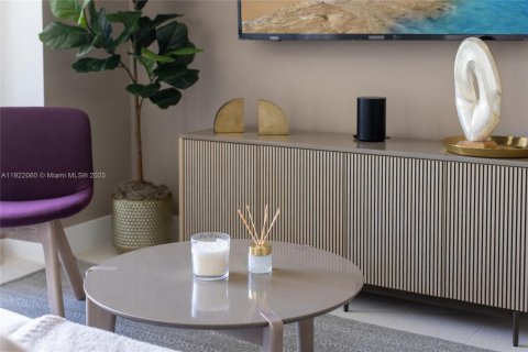 Condo in Miami, Florida, 1 bedroom  № 2018774 - photo 8