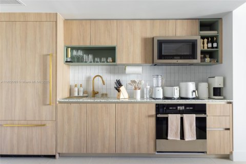 Condo in Miami, Florida, 1 bedroom  № 2018774 - photo 13
