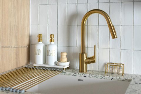 Condo in Miami, Florida, 1 bedroom  № 2018774 - photo 16