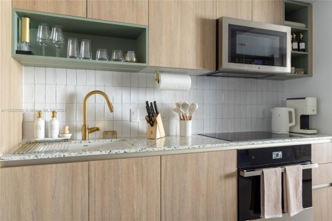 Condo in Miami, Florida, 1 bedroom  № 2018774 - photo 11