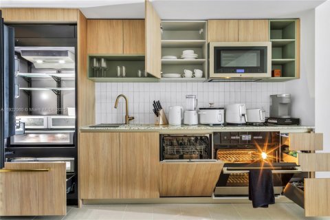 Condo in Miami, Florida, 1 bedroom  № 2018774 - photo 10