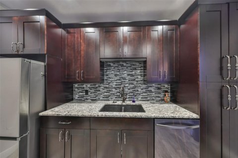 Condo in Palm Harbor, Florida, 4 bedrooms  № 1557278 - photo 9