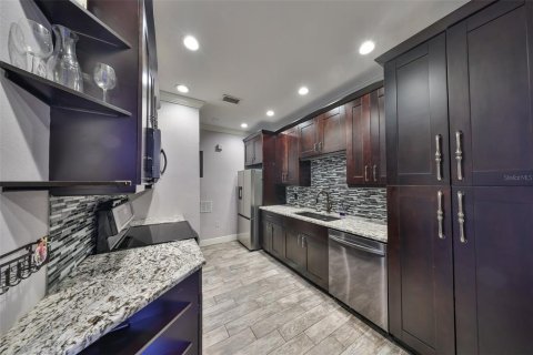 Condo in Palm Harbor, Florida, 4 bedrooms  № 1557278 - photo 7