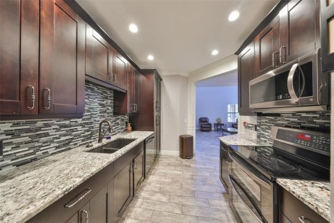 Condo in Palm Harbor, Florida, 4 bedrooms  № 1557278 - photo 11