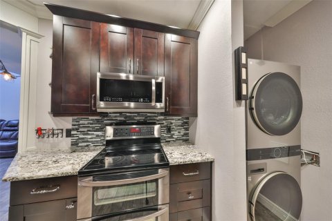 Condo in Palm Harbor, Florida, 4 bedrooms  № 1557278 - photo 10