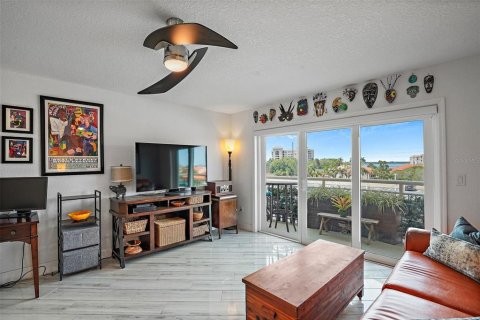 Condo in Saint Petersburg, Florida, 1 bedroom  № 1720204 - photo 6