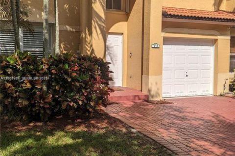 Снять в аренду таунхаус в Дейви, Флорида 4 спальни, 180.79м2, № 2066667 - фото 3