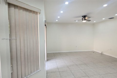 Снять в аренду таунхаус в Дейви, Флорида 4 спальни, 180.79м2, № 2066667 - фото 21