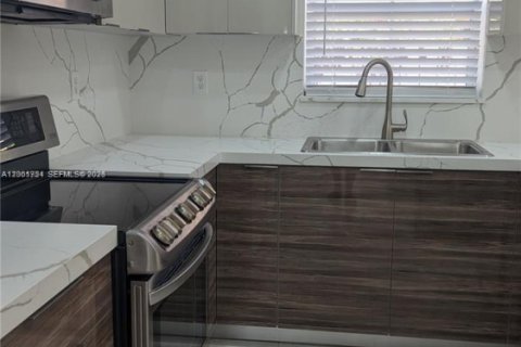 Снять в аренду таунхаус в Дейви, Флорида 4 спальни, 180.79м2, № 2066667 - фото 14