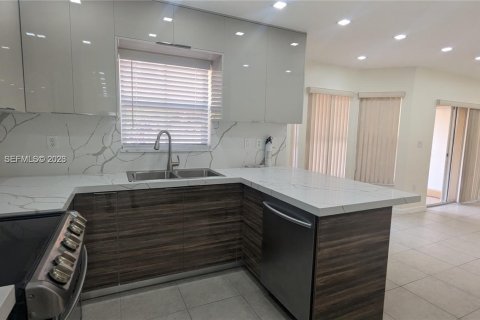 Снять в аренду таунхаус в Дейви, Флорида 4 спальни, 180.79м2, № 2066667 - фото 13