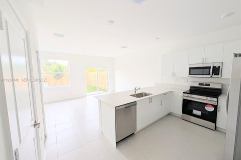 Снять в аренду таунхаус в Хомстед, Флорида 3 спальни, № 1983826 - фото 4