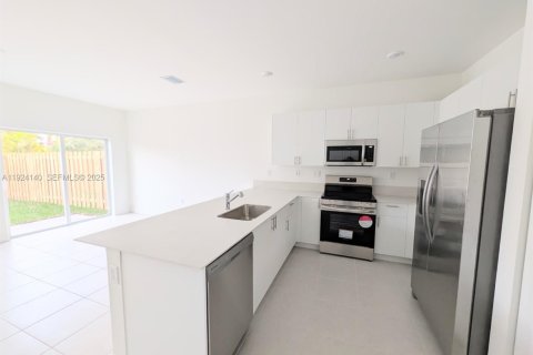 Снять в аренду таунхаус в Хомстед, Флорида 3 спальни, № 1983826 - фото 3