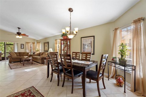 Villa ou maison à vendre à Poinciana, Floride: 2 chambres, 140.47 m2 № 840282 - photo 3
