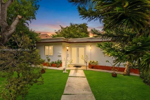 Villa ou maison à Miami, Floride 4 chambres, 163.04 m2 № 2023714