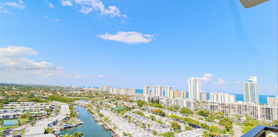 Квартира в Халландейл-Бич, Флорида 2 спальни, 118.91м2 № 1958773