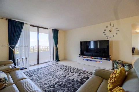 Снять в аренду квартиру в Халландейл-Бич, Флорида 2 спальни, 118.91м2, № 1958773 - фото 7