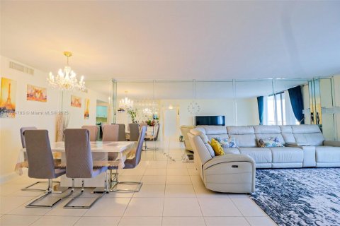 Снять в аренду квартиру в Халландейл-Бич, Флорида 2 спальни, 118.91м2, № 1958773 - фото 5