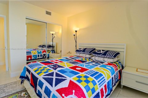 Снять в аренду квартиру в Халландейл-Бич, Флорида 2 спальни, 118.91м2, № 1958773 - фото 14