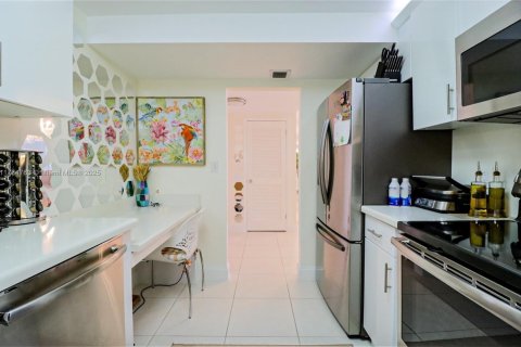 Снять в аренду квартиру в Халландейл-Бич, Флорида 2 спальни, 118.91м2, № 1958773 - фото 3