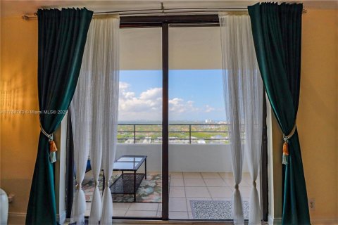 Снять в аренду квартиру в Халландейл-Бич, Флорида 2 спальни, 118.91м2, № 1958773 - фото 8