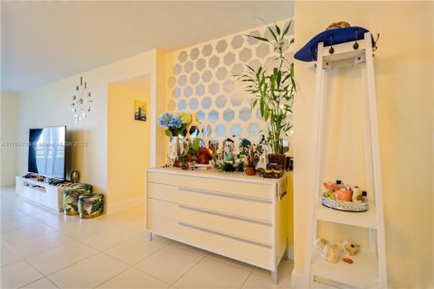 Снять в аренду квартиру в Халландейл-Бич, Флорида 2 спальни, 118.91м2, № 1958773 - фото 6