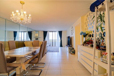 Снять в аренду квартиру в Халландейл-Бич, Флорида 2 спальни, 118.91м2, № 1958773 - фото 2