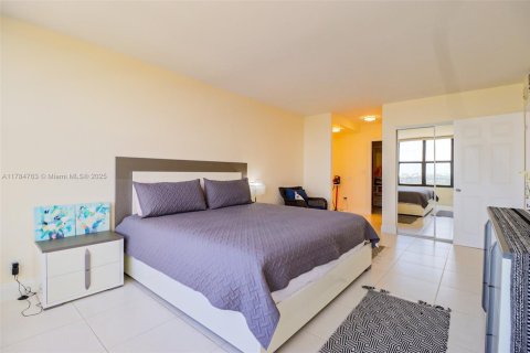 Снять в аренду квартиру в Халландейл-Бич, Флорида 2 спальни, 118.91м2, № 1958773 - фото 16