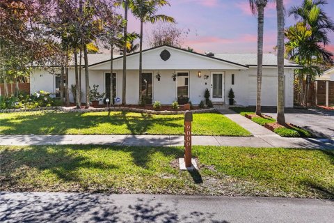 House in Cutler Bay, Florida 3 bedrooms, 151.62 sq.m. № 2032351