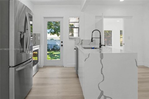 House in North Miami Beach, Florida 3 bedrooms, 91.79 sq.m. № 2025147 - photo 9