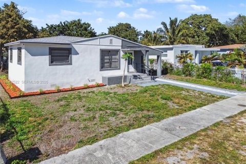 House in North Miami Beach, Florida 3 bedrooms, 91.79 sq.m. № 2025147 - photo 3